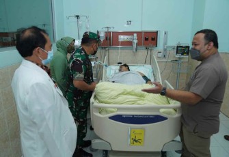 Kasad saat menjenguk istri prajurit korban penembakan