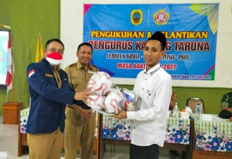 Wabup Safin  saat menghadiri pelantikan Karang Taruna Desa Cebolek 