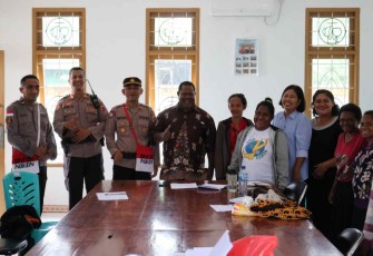 Sambangi tokoh masyarakat di Gereja Kingmi Mimika 