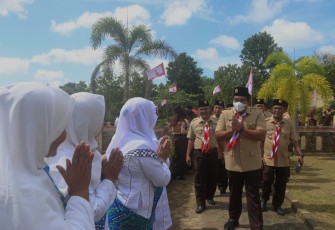 Plt Bupati Bintan Roby Kurniawan saat usai melantik dan mengukuhkan Majelis Pembina Ranting dan Pengurus Ranting Gerakan Pramuka Kecamatan Mantang, Rabu (27/07) di Aula Kantor Camat Mantang.