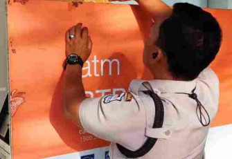 Pemasangan stiker hotline di tempat umum