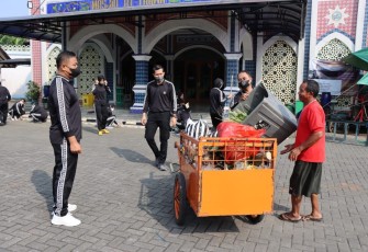 Baksos Polres Banjarnegara bersihkan masjid