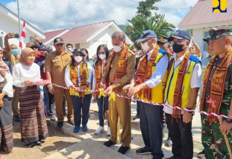 Bupati Flores Timur saat peresmian dan serah terima huntap
