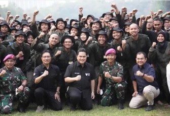 Menteri BUMN Erick Thohir bersama pegawai PT Brantas Abipraya Persero