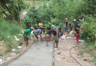 Karya bakti pengecoran jalan di perbatasan 