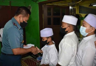 Pangkolinlamil saat memberikan santunan anak yatim