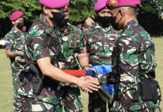 Dankodikmar saat melantik Pasukan Elit Intai Amfibi Marinir