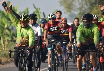 Danrem 081/DSJ melambaikan tangan ke atas saat gowes bersama anggotanya 