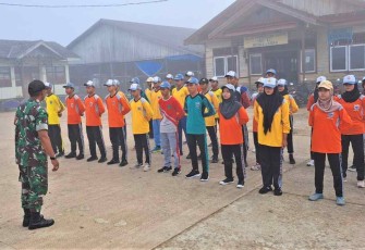 Serda Puji saat melatih anggota paskibraka 