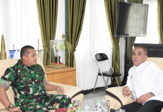 Danrem 023/KS Kol Inf Dodi Triwinarto saat silahturahmi bersama Bupati Madina di ruang kerja Bupati