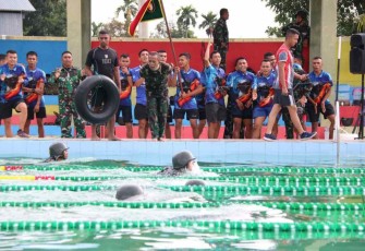 Keseruan lomba renang prajurit Yonif 100/PS membawa senjata