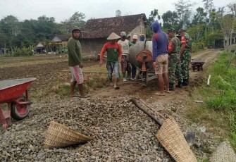 Pengecoran jalan bersama warga di desa Gandusari