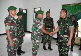Danrem 023/KS saat bersalaman dengan prajuritnya di Yonif 123/Rajawali 