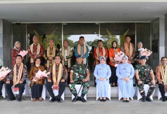 Pangkoopsud I saat foto bersama personel purna tugas