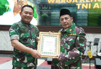 Kasad saat memberikan perhargaan warga kehormatan TNI AD
