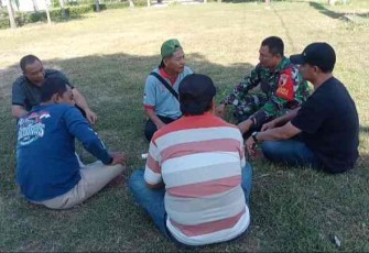 Sertu Purwanto saat komsos bersama warga binaannya