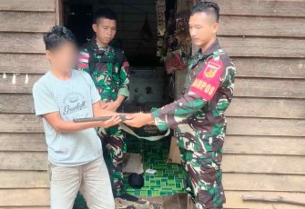 Danpos Kampung Jasa Sertu Taufiqillah saat menerima senjata api rakitan warga