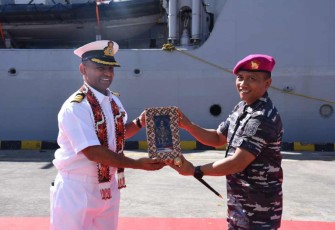 Danlanal Denpasar Kol Marinir I Dewa Nyoman Gede Rake Susilo saat bertukar cenderamata di pelabuhan Benoa Bali