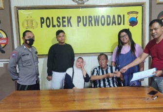 Polsek Purwodadi saat memberikan keterangan mengenai anak hilang 
