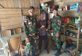 Penyerahan senpi rakitan warga perbatasan