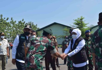 Danyonarmed 12 Kostrad Letkol Arm Didik Kurniawan saat menyambut kedatangan Gubernur Jatim di benteng Van Den Bosch Kabupaten Ngawi