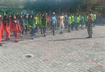 Serma Rohandi saat memberikan materi PBB siswa