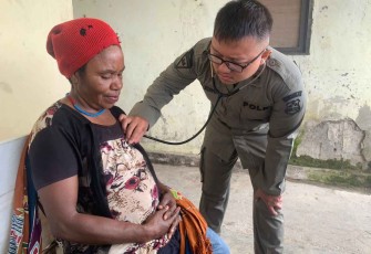 Pengobatan gratis satgas damai Cartenz di wilayah Nduga