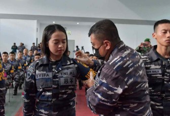 Kadispotmaral Laksamana Pertama TNI DR. Suradi saat menutup pelatihan Babinpotmar di Lantamal IX Ambon