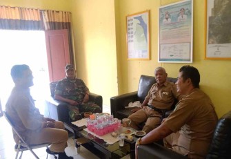 Sertu Ismanto saat bersama aparat kelurahan Sangasanga Muara