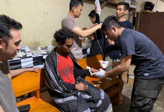 Tim kesehatan satgas evakuasi warga menderita sakit