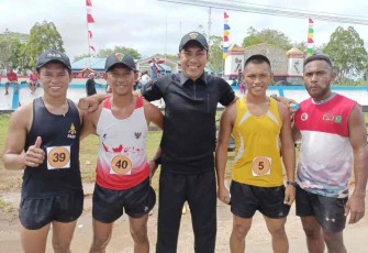 Wadanyon 410/Alugoro Mayor Inf Zulfani saat foto bersama prajuritnya di ajang lomba lari