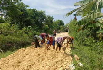 Perbaiki jalan akses warga desa binaan