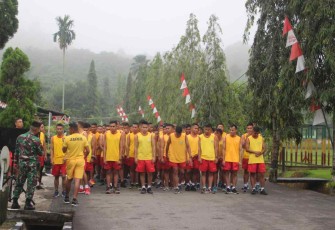 Prajurit Yonif 611/Awang Long meningkatkan fisik dengan berlari 10 Km