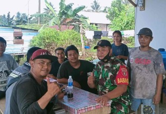 Kopda Dedy Firmansyah saat komsos bersama warga binaannya