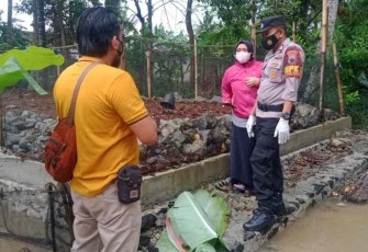 Polisi saat cek lokasi penemuan jasad bayi dipekarangan rumah warga 