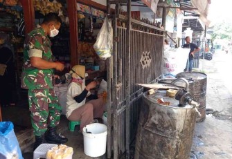 Serda Mujianto saat pantau harga migor curah