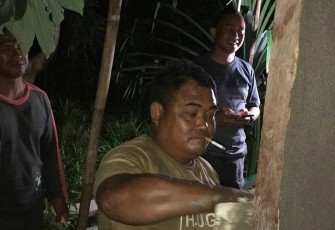 Dandim 1310/Bitung (kaos hitam) saat memotifasi personil kodim yang sedang mengerjakan RTLH