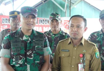 Dandim 1001/HSU-BLG Letkol Inf Dhuwi Hendradjaja saat mberikan keterangan pers usai meninjau lokasi TMMD Ke-115
