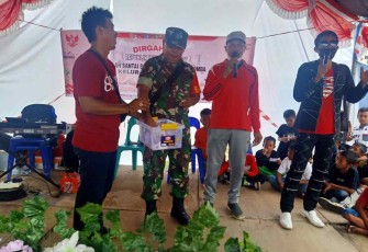 Serka Parsudi saat menghadiri penyerahan hadiah lomba HUT RI Ke-77 di Kelurahan Pendingin 