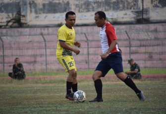 Pertandingan sepakbola persahabatan dalam kunjungan Danrem 073/Mkt