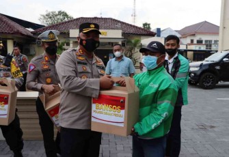 Kapolres Demak saat memberikan bansos BBM 