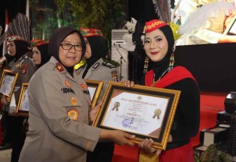 Wakapolda Kalteng saat memberikan apresiasi personilnya 