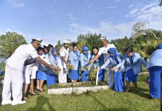 Jajaran Koarmada III saat tabur bunga di TMP Tri Jaya Sakti Sorong