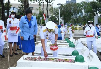 Kasal Laksamana TNI Yudo Margono saat tabur bunga di TMP 10 November Surabaya 
