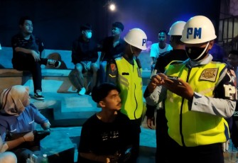 Satpom Lanud Sut saat memeriksa identitas pengunjung 