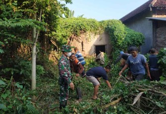 Serka Puguh saat kerja bakti bersama warga binaan