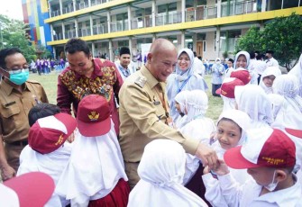 Pj. Bupati Pati Henggar Budi Anggoro bersama siswa siswi SD Al Azhar