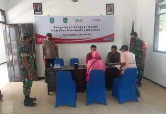 Sertu April saat mendampingi warga binaan