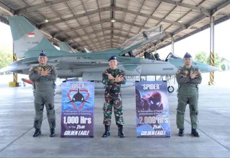 Danlanud Iswahjudi Marsekal Pertama TNI Irwan Pramuda bersama prajuritnya meraih jam terbang T50i Golden Eagle