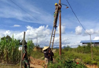 Satgas Yonarmed 19/105 Trk Bogani saat memperbaiki listrik di perbatasan 
